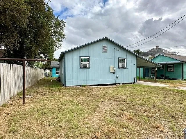 2 bed, 1.0 bath, 720 sqft, $900 — Photo 2