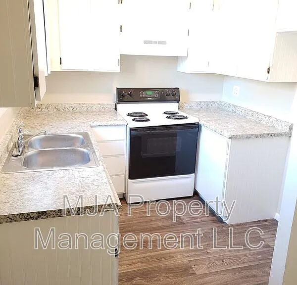 966 W Center St — Photo 7