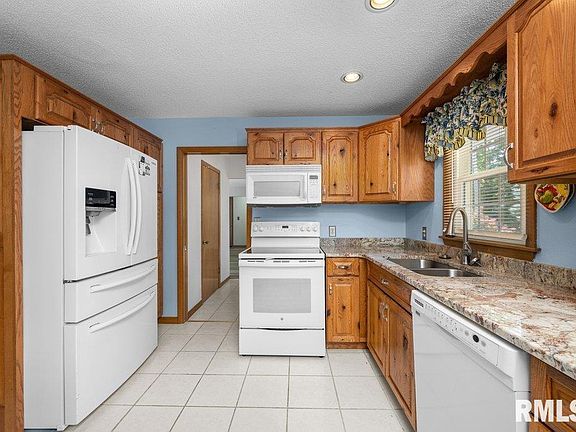 5th image of 1200 Woodlawn Ave