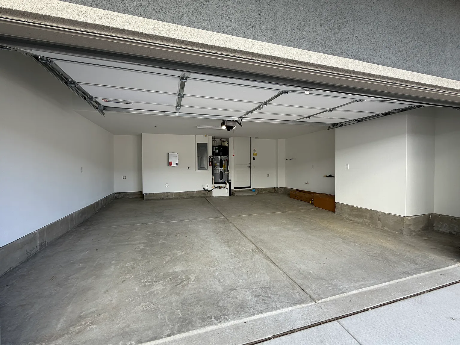 3 bed, 2.5 bath, 1817 sqft, $4,980 — Photo 3