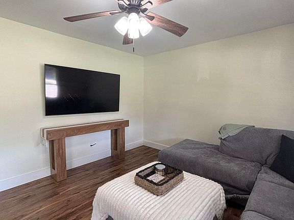 5th image of 122 Spruce Ct