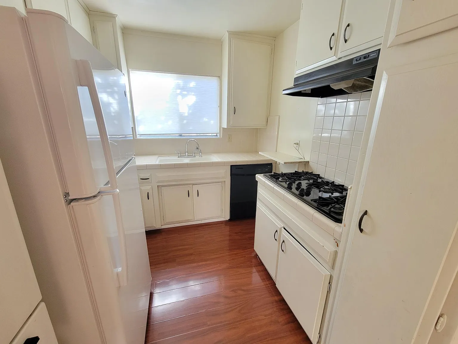 3 bed, 1060 sqft, $3,195 — Photo 4