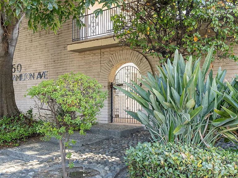 Golden Oaks Apartment — Photo 8