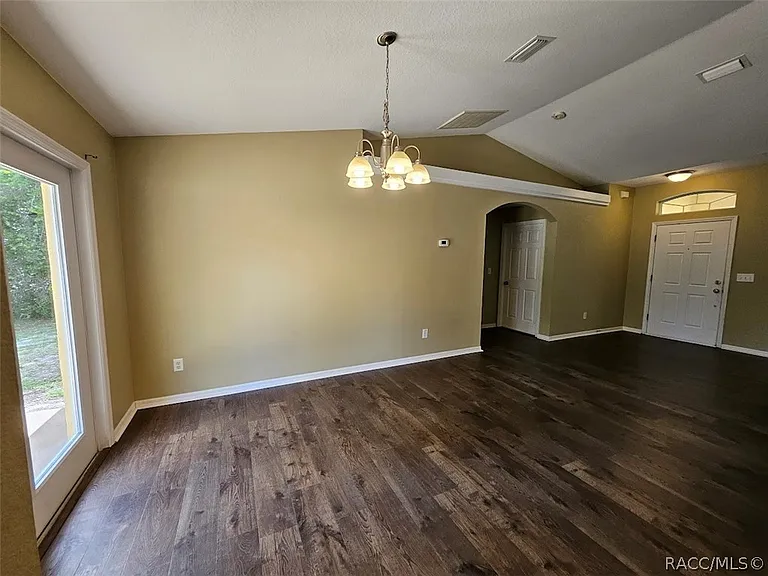 844 W Wycliffe Ln — Photo 5