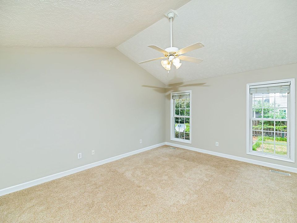 1st image of 10 Hampshire Ln