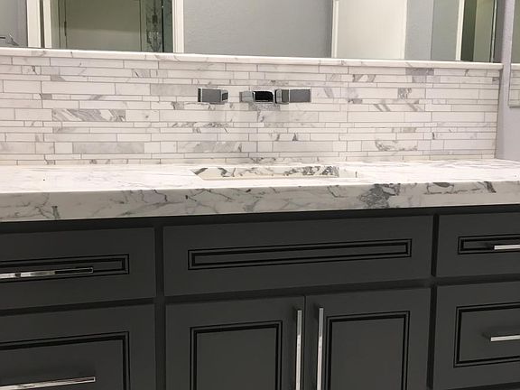 Guest Bathroom (1st Floor)