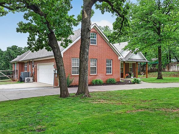 2nd image of 413 Sherwood Ln