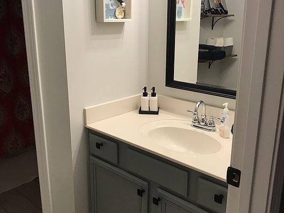 Jack and Jill bath Btw BR1&2