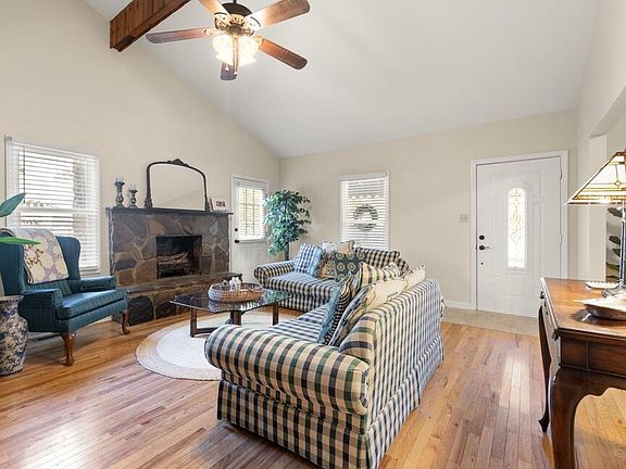 5th image of 105 Stewart Ct