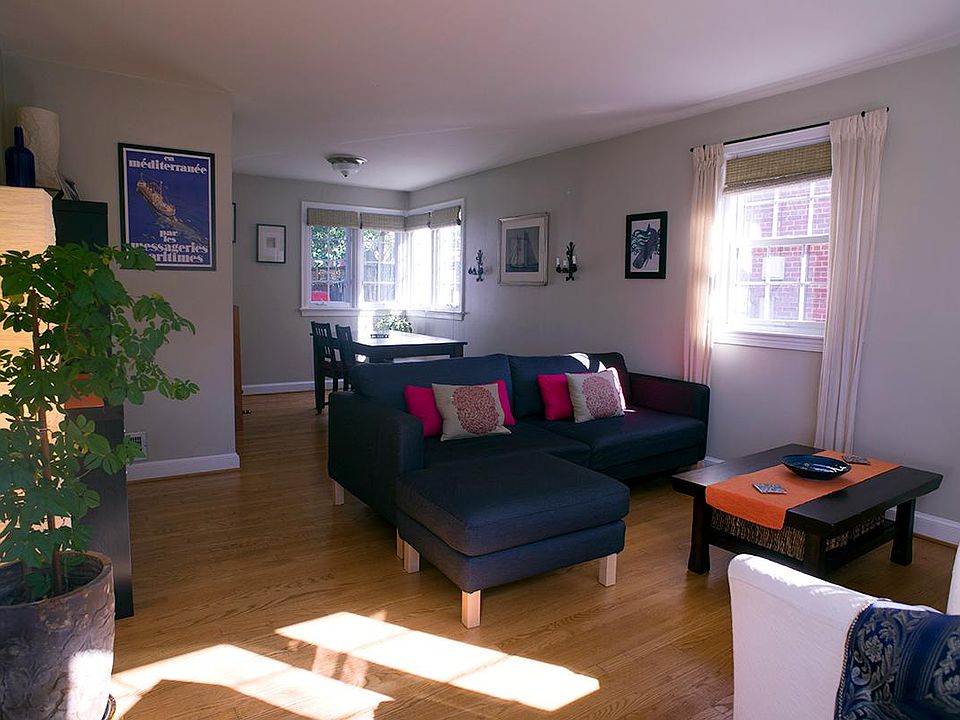 Cozy, sun-filled townhouse in Ashton Heights.