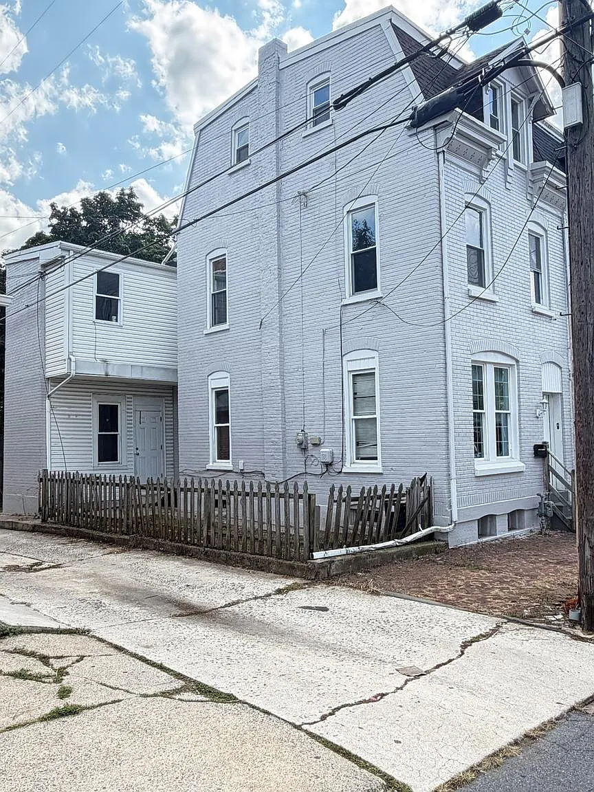 5 bed, 1.0 bath, 1784 sqft, $2,050 — Photo 2