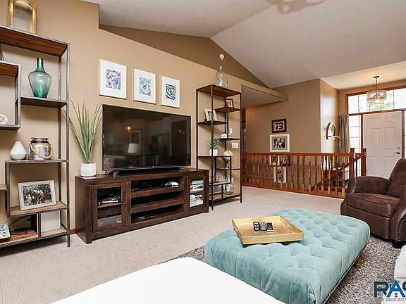 2nd image of 704 W Quail Creek Cir