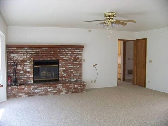 Living Room w Fireplace
