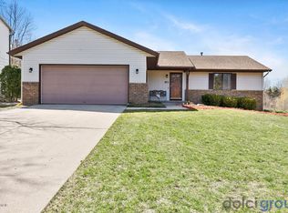 117 Robinhood Dr NE, Grand Rapids, MI 49546