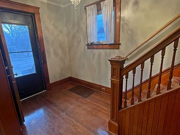 4th image of 712 S Main St House Ann