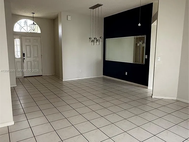 2435 SE 7th Pl — Photo 7