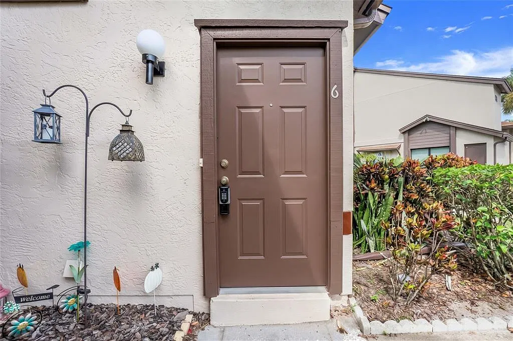 3 bed, 3.0 bath, 1182 sqft, $1,900 — Photo 2