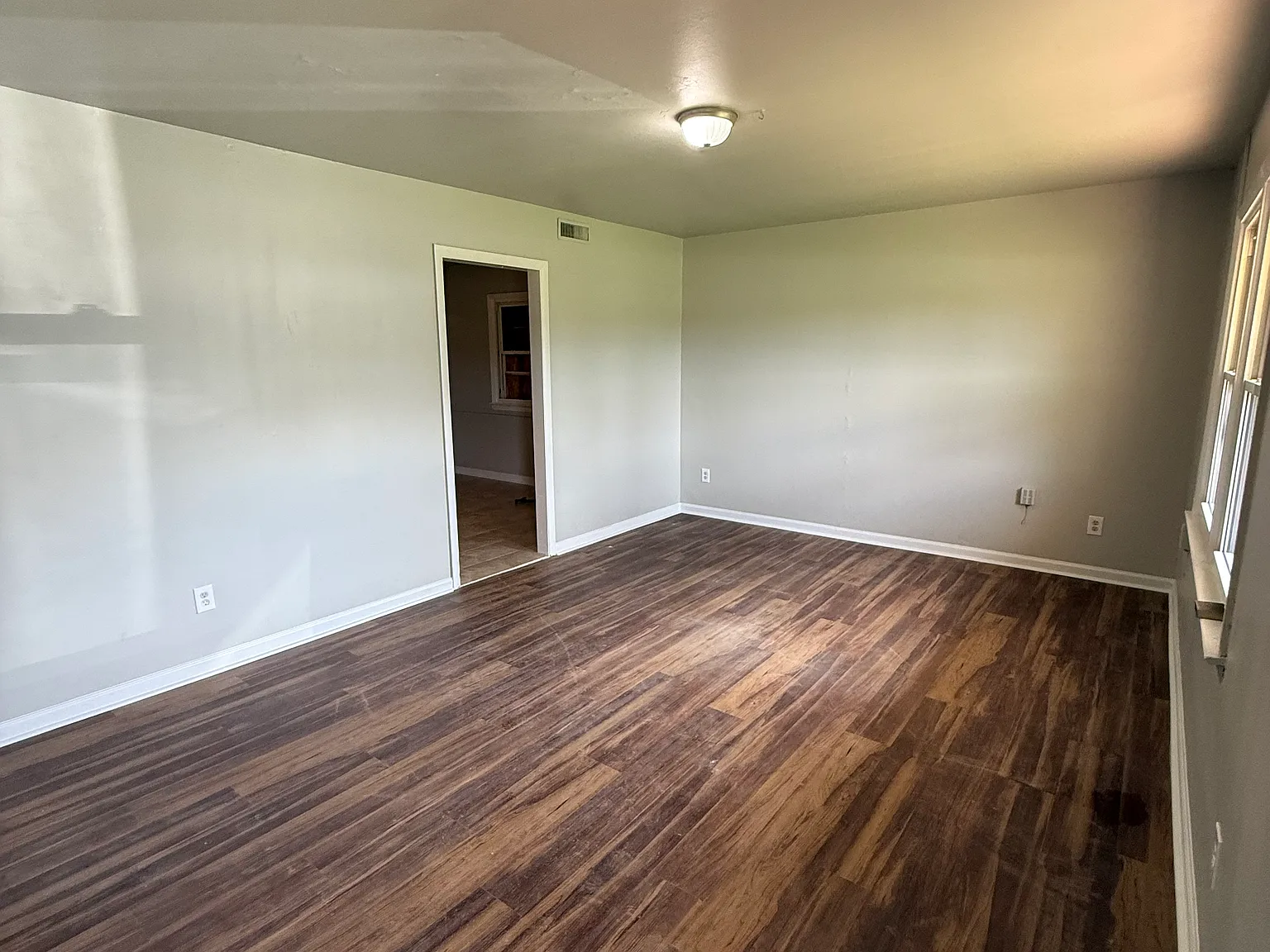 3 bed, 1055 sqft, $1,500 — Photo 3