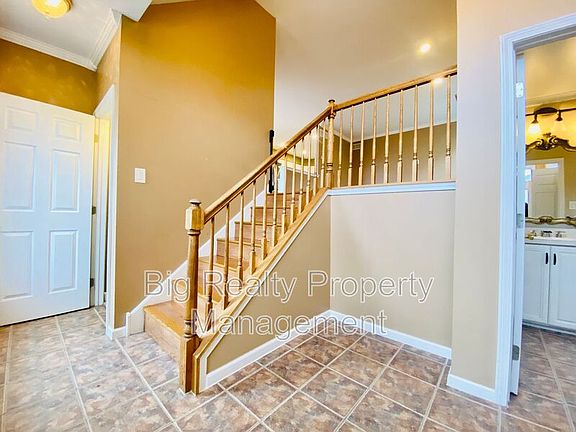 2nd image of 475 Stoneglen St