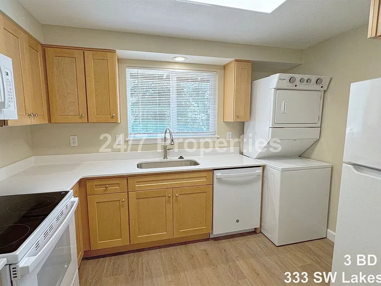333 SW Lakeshore Dr — Photo 3