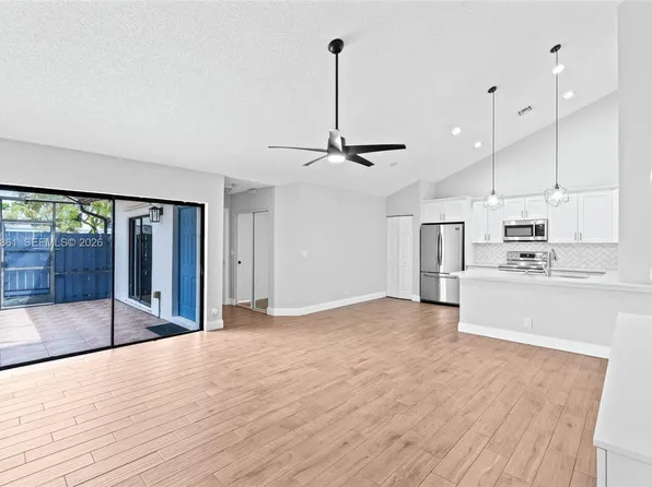 504 Timberlane Cir, Greenacres, FL 33463