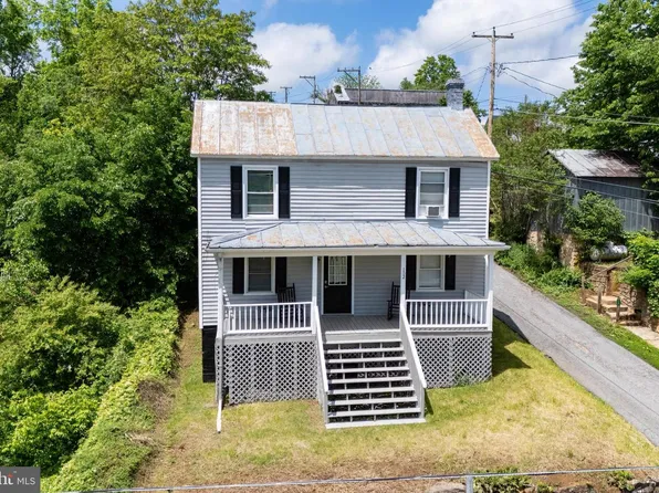 102 S Hawksbill St, Luray, VA 22835