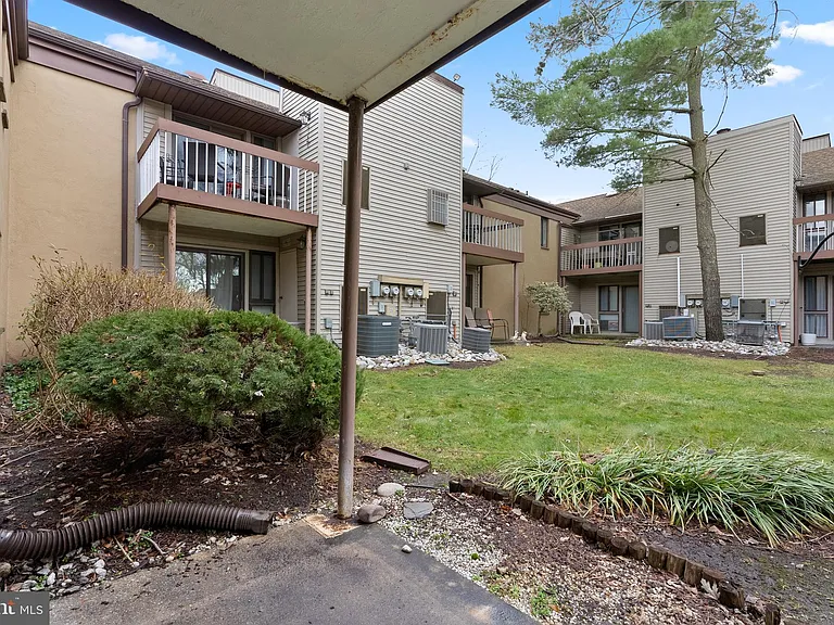 211 James Ct — Photo 16