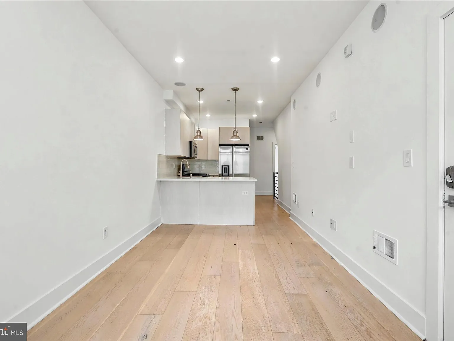 3 bed, 1000 sqft, $2,300 — Photo 2