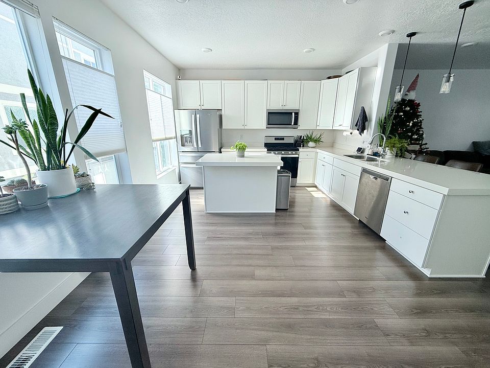Kitchen - very open floor plan with a lot of natural light
