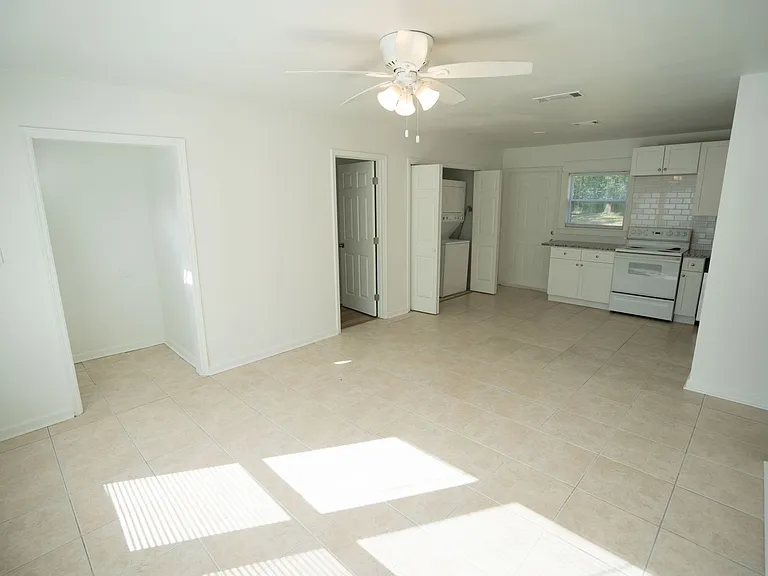 406 Essex Dr — Photo 13