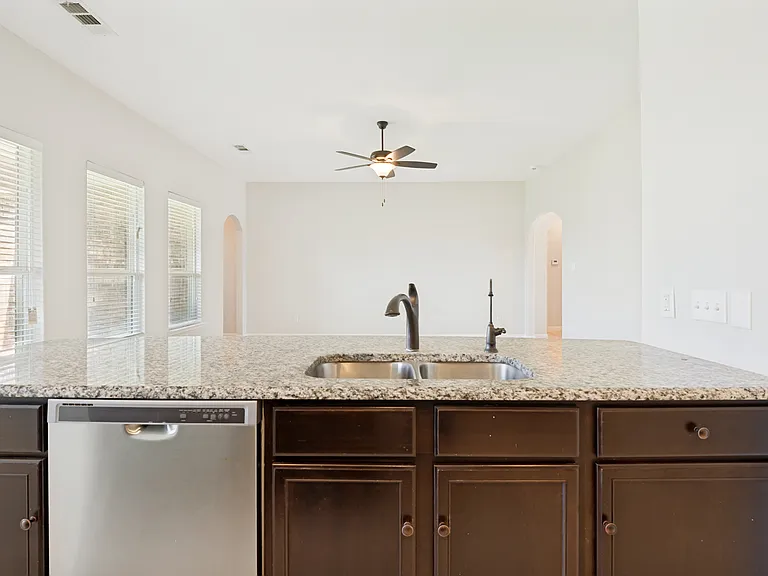 607 Shady Meadow Ln — Photo 9