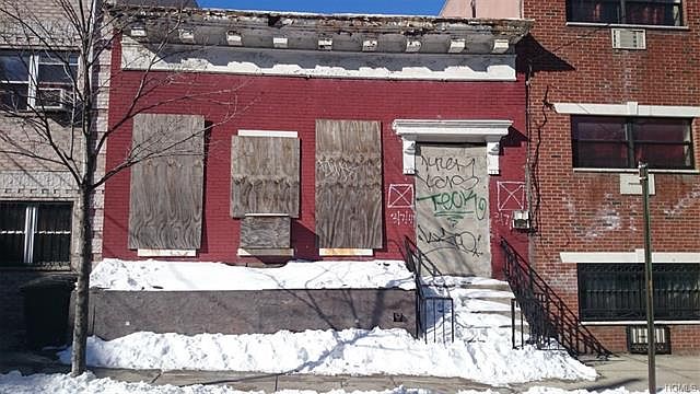 2nd image of 1033 Summit Ave
