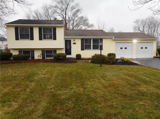 10 Peakview Dr, Henrietta, NY 14467