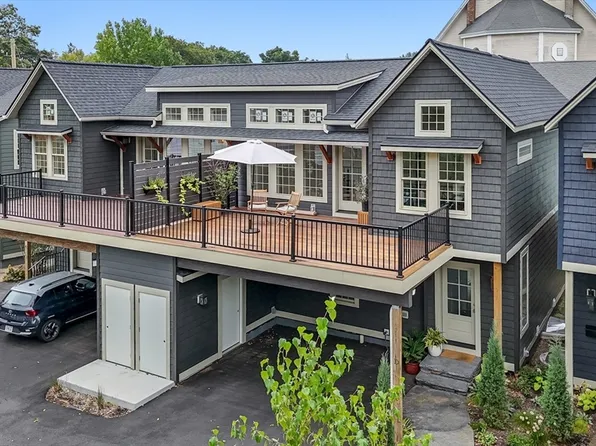 67 Park St #D, Florence, MA 01062