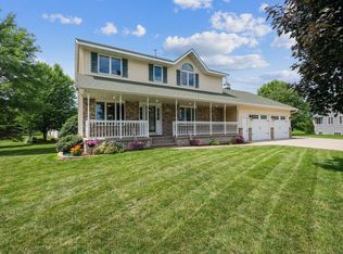 908 Horizon Cir, Belle Plaine, MN 56011