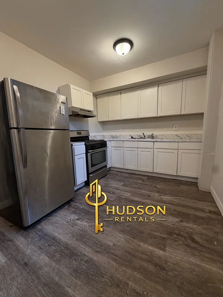 2 bed, 800 sqft, $1,850 — Photo 1