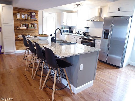2nd image of 798 Crawford Ct