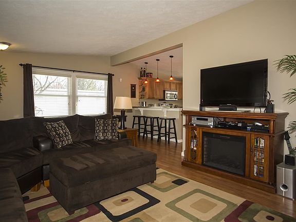 4th image of 3213 Hilltop Dr