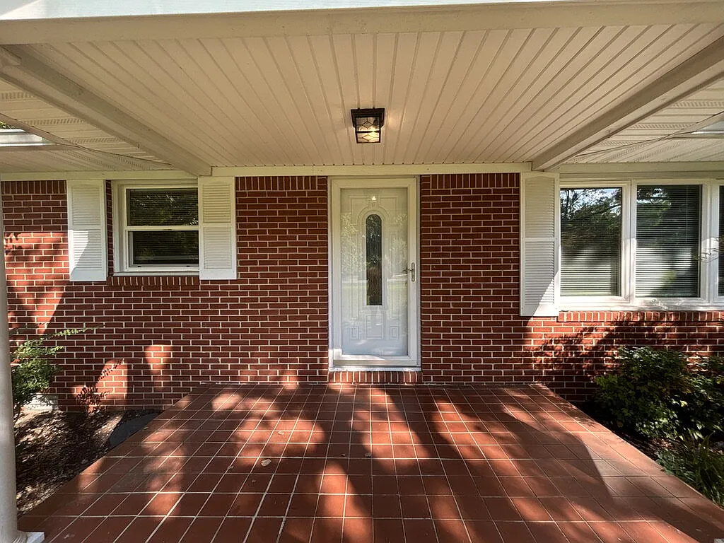 4 bed, 2.5 bath, 2021 sqft, $1,850 — Photo 2