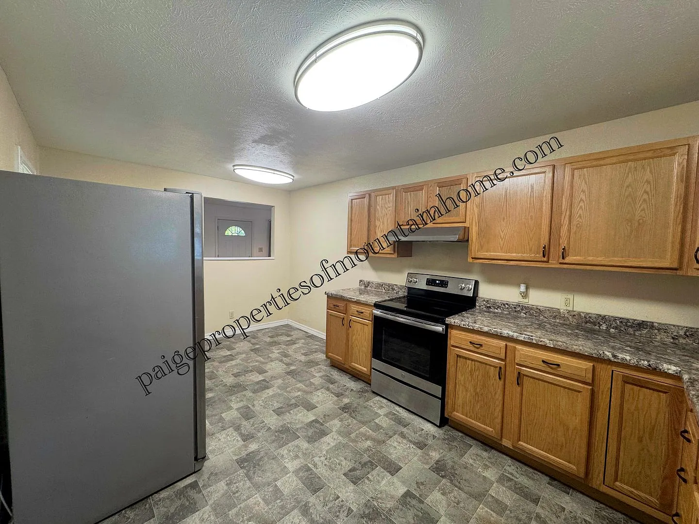 3 Bed, 1 Bath House on a Corner Lot — Photo 3