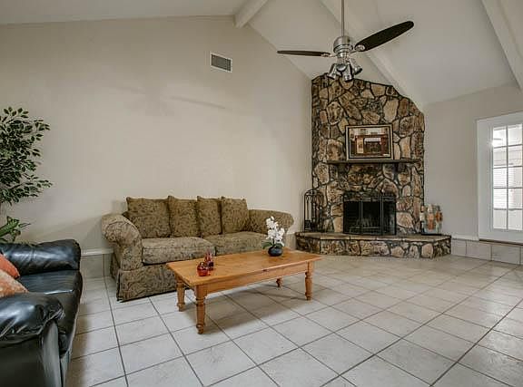 2nd image of 2912 Vineyard Dr