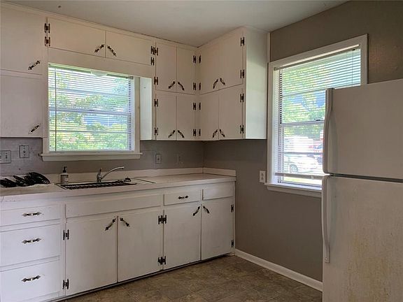 3rd image of 1016 W Pettigrew St