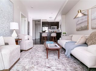 35 Southshore Cres #221, Hamilton, ON L8E 0J2
