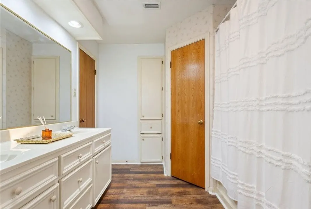 909 McClintic Dr — Photo 1
