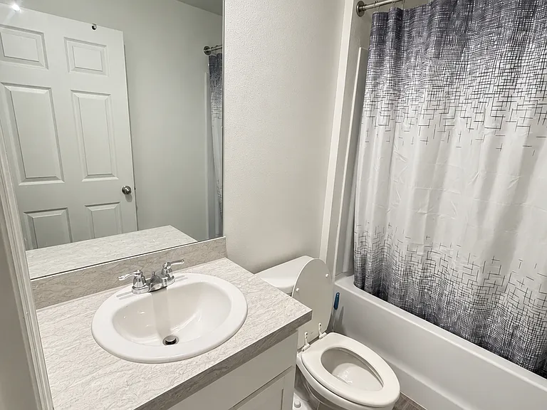 241 NW Ferris Dr — Photo 5