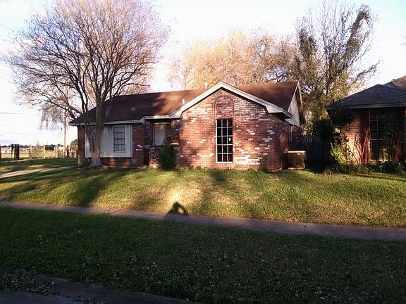 3rd image of 703 Glenmore Dr