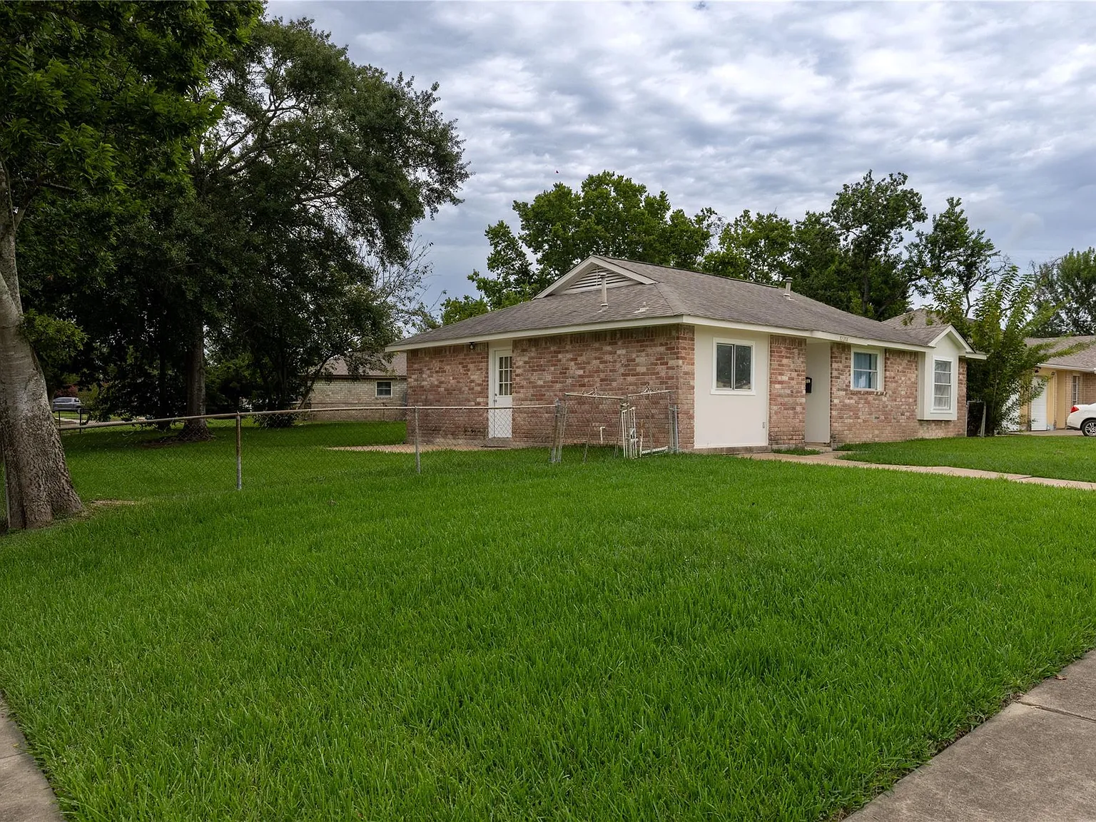 3 bed, 1.0 bath, 1160 sqft, $1,750 — Photo 1