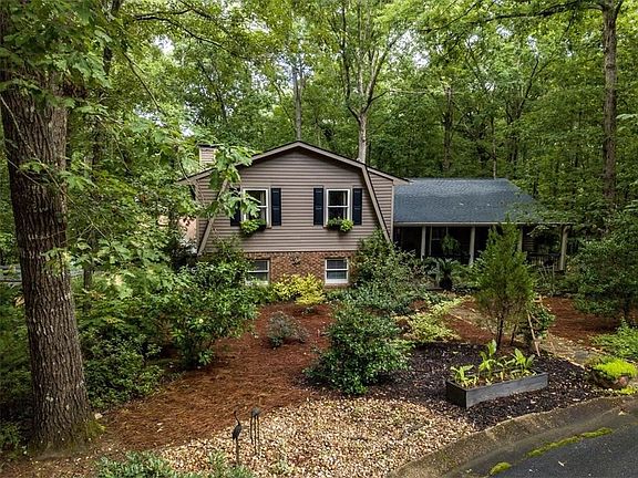2nd image of 3805 Heritage Pl