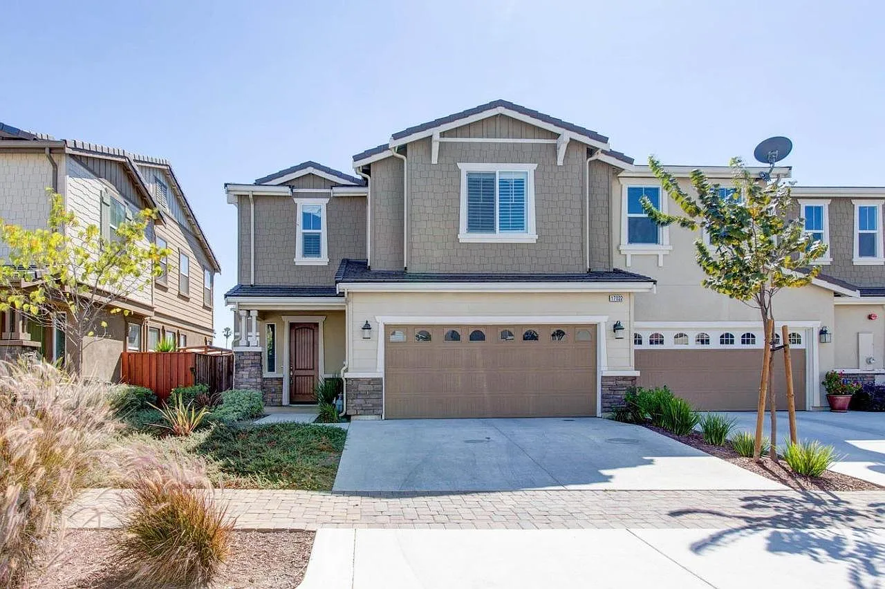 3 bed, 2.5 bath, 2381 sqft, $4,750 — Photo 1