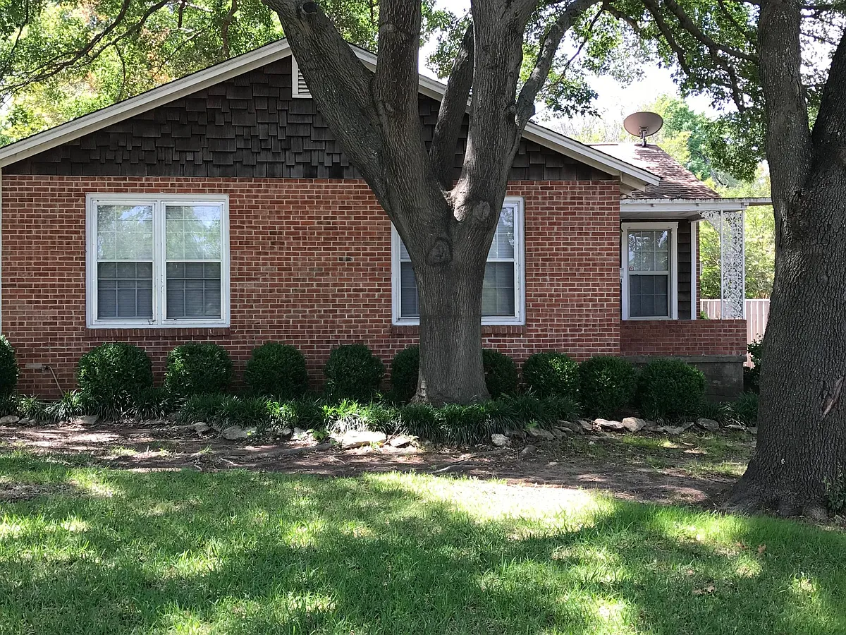 Building Photo - 2112 W Lotus Ave